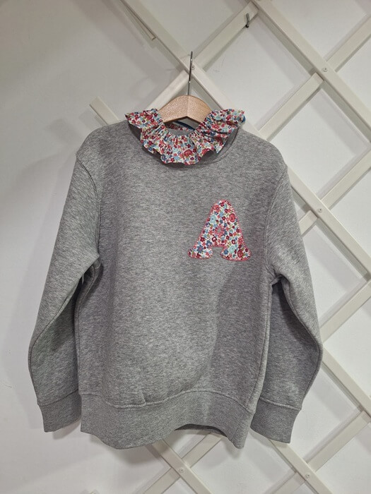 Sudadera gris inicial lateral
